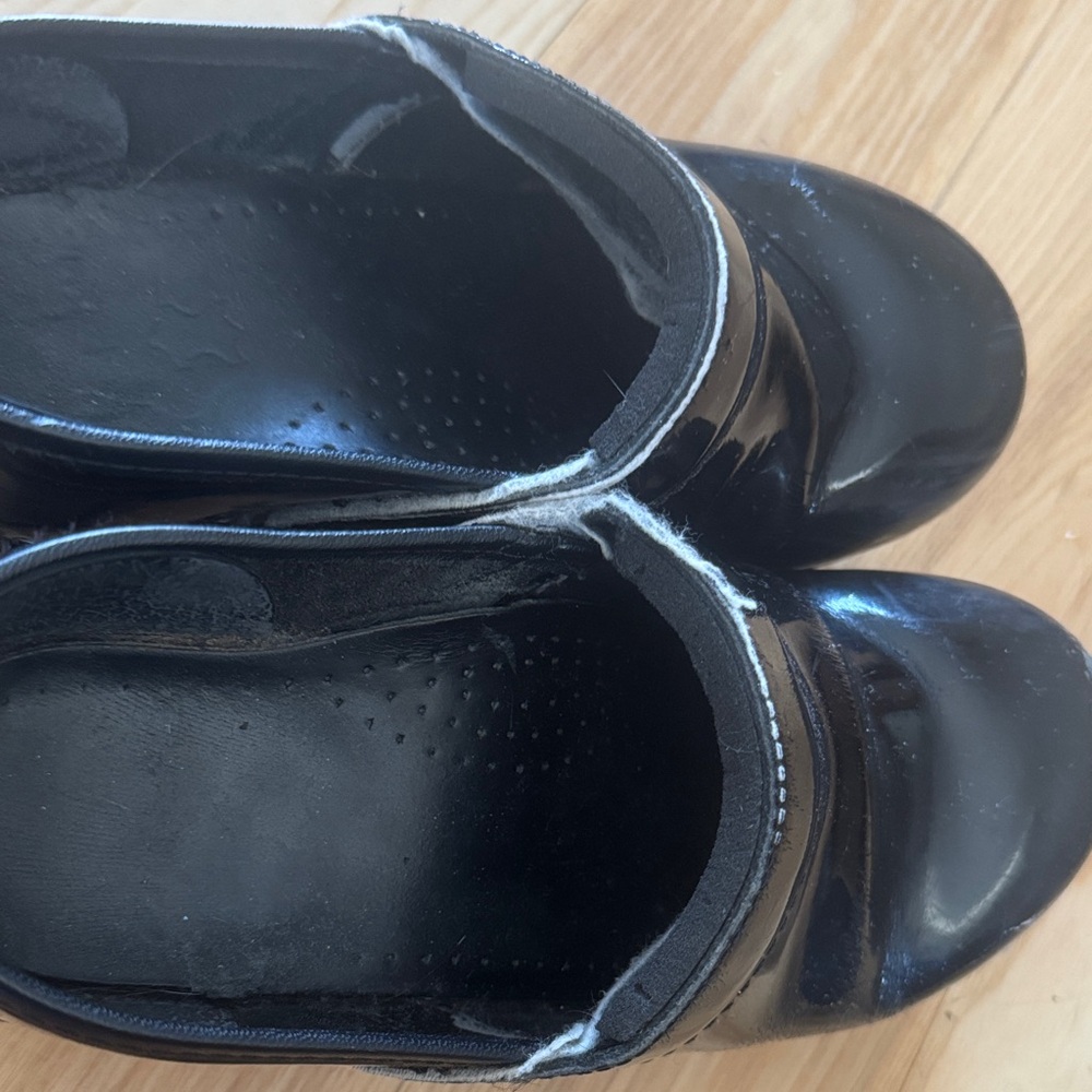 Black Patent Leather Dansko Clogs | Sleek Glossy Finish | Size 36 - Picture 7 of 11